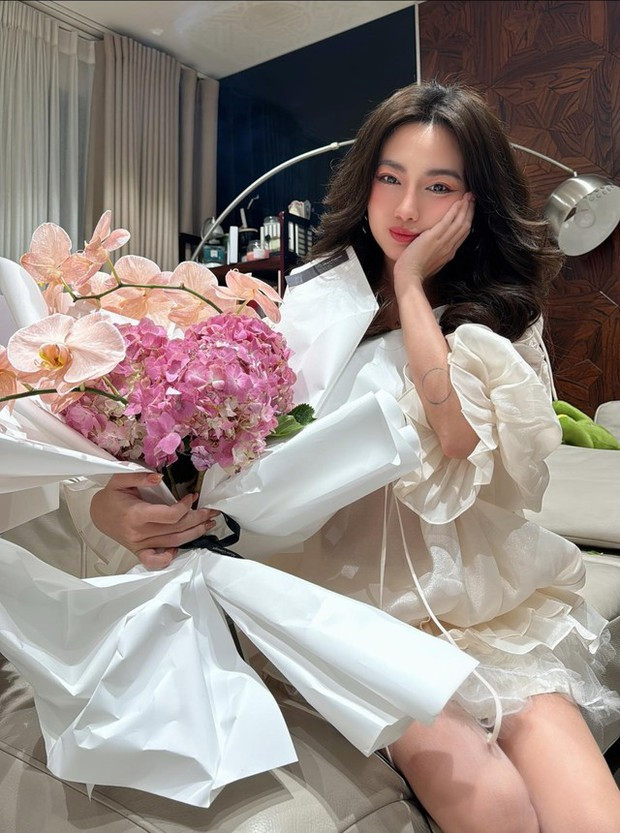 Bên cạnh đó, KOLs sinh năm 1992 cũng tâm sự thêm về chuyện tình yêu cũng như vấn đề tài chính trước khi tiến đến hôn nhân của cả hai.