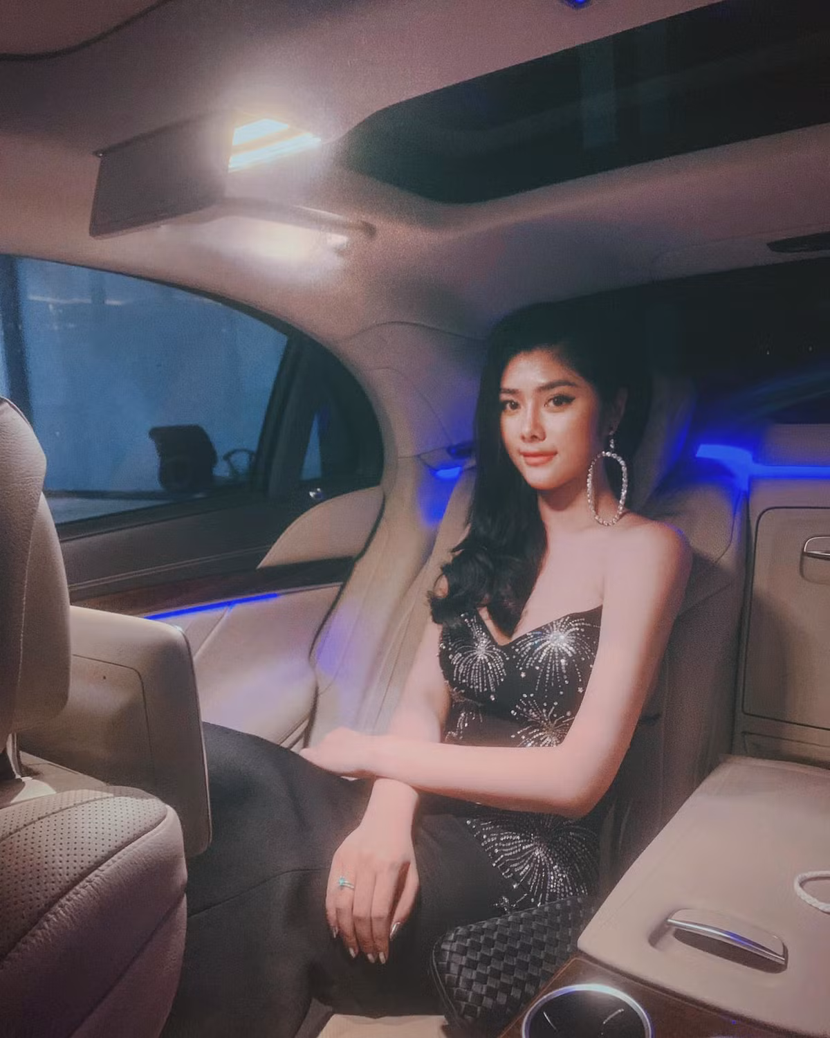 So huu chieu cao khung, 2 gai xinh Viet lam netizen phai 