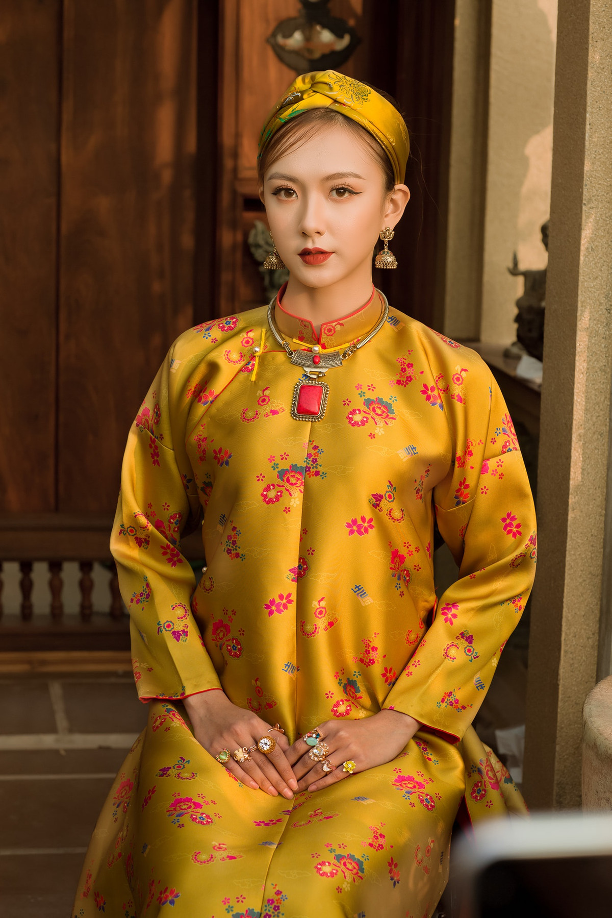 Có thể thấy cô hướng tới hình ảnh nữ tính, thanh lịch nhưng không kém phần gợi cảm.