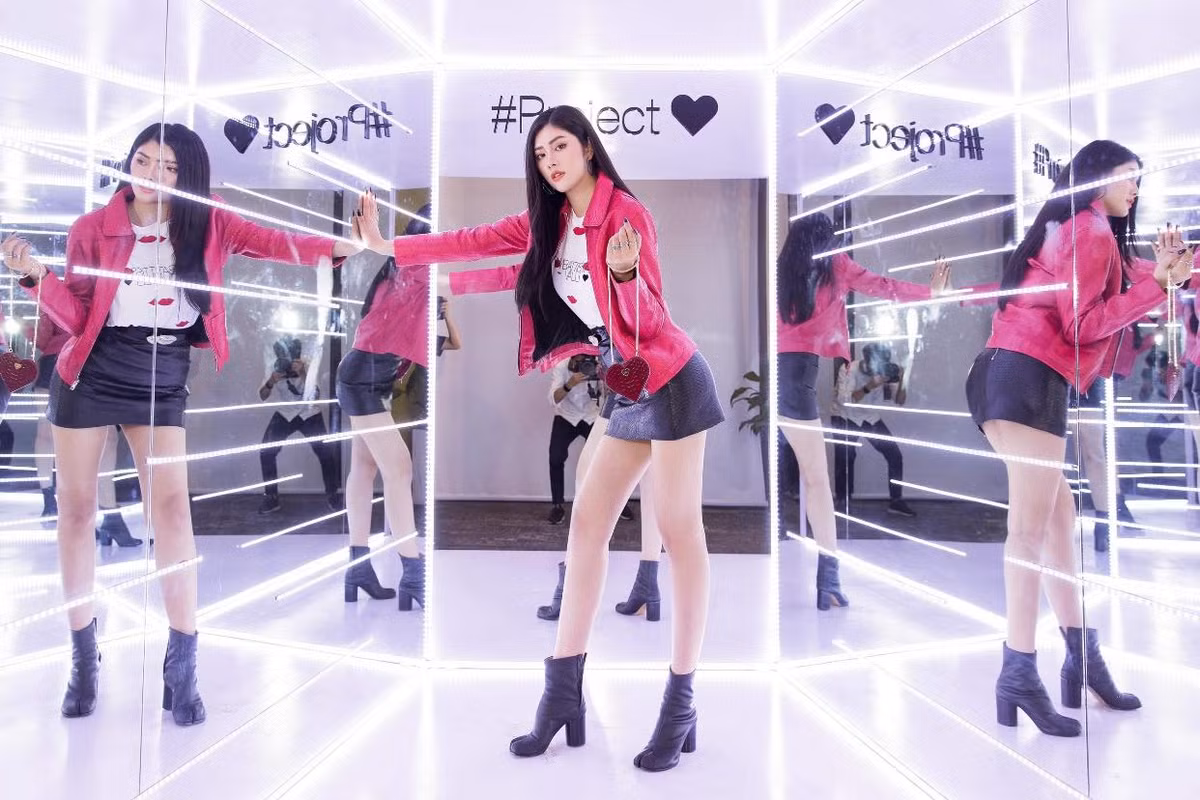 Lợi thế này giúp Huỳnh Tiên mặc gì cũng quyến rũ nhất là khi diện những thiết kế như áo tắm hay nội y. Phong cách thời trang của cô dù thiên về sự gợi cảm nhưng vẫn được đánh giá là thanh lịch.