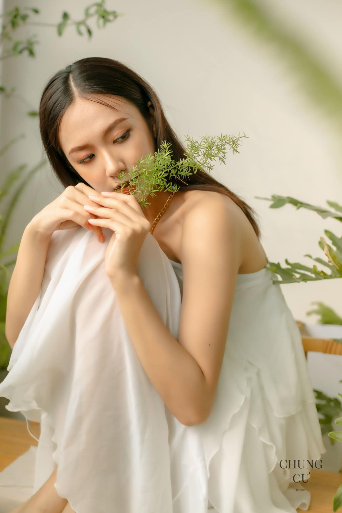 Sở hữu ngoại hình xinh đẹp, sau cuộc thi cô cũng nhận được một số lời mời làm người mẫu ảnh.