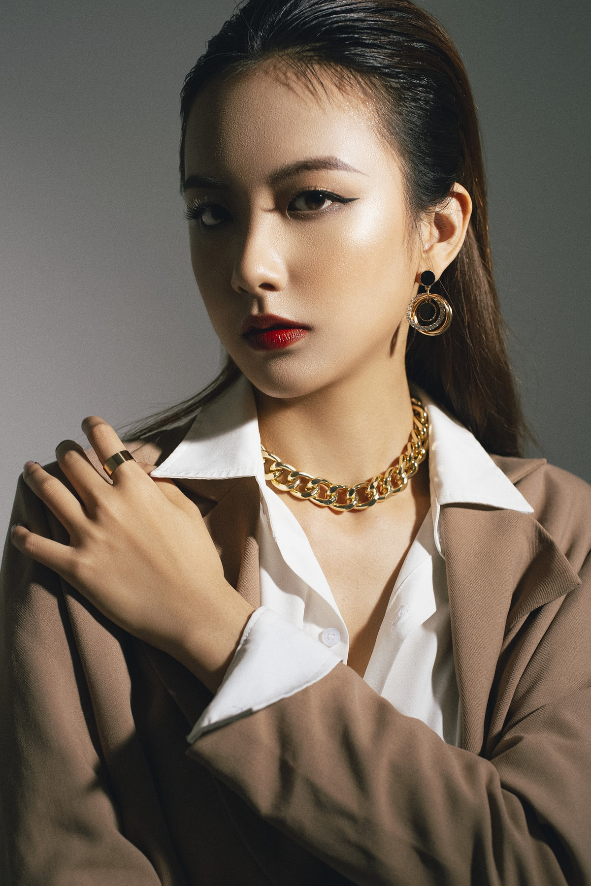 Số đo của Mỹ Ngân lần lượt là 82 – 66 – 94 cm.