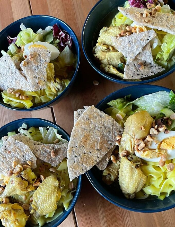 Không chỉ biết hưởng thụ, Yến Xuân cũng là gái xinh có tài "nữ công gia chánh" nhé. Cô nàng đã trổ tài làm mì Quảng để mời gia đình nhà người yêu. Nữ PT cũng cho biết thêm, đây là món ăn theo phiên bản "thiếu đủ thứ".