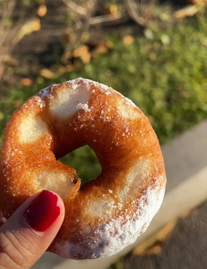Yến Xuân "khen nức nở" món bánh donut của thương hiệu này, thậm chí người đẹp còn nhận xét, chưa từng ăn chiếc bánh donut nào ngon như vậy.