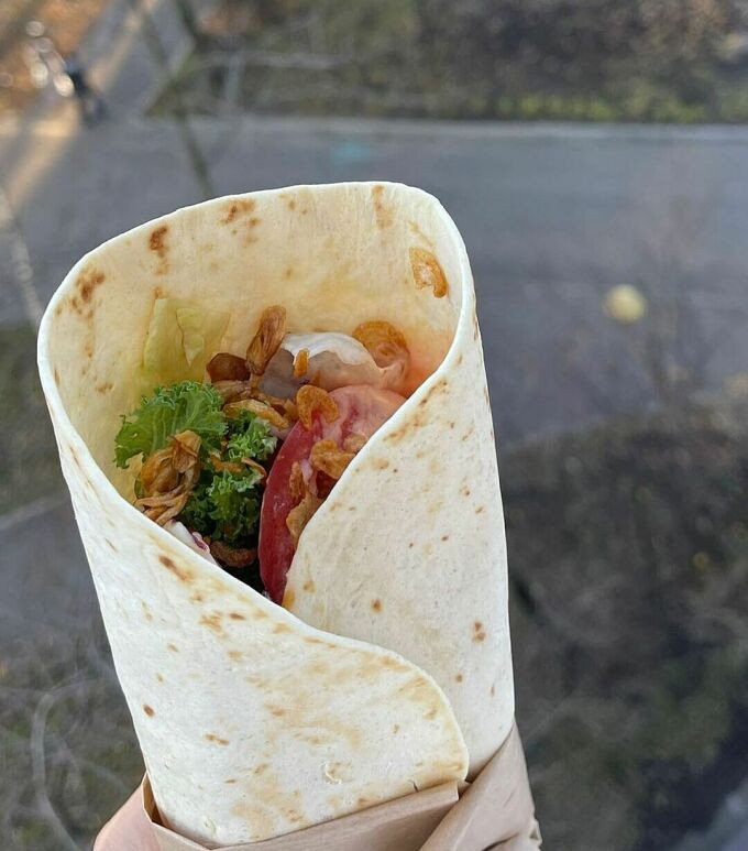 Bánh taco là một trong những món ăn có độ cân bằng giữa rau củ healthy và các thành phần nhiều đạm. Thứ đồ ăn này cũng nằm trong "bản đồ" thưởng thức của Yến Xuân trong những ngày ở Nga.