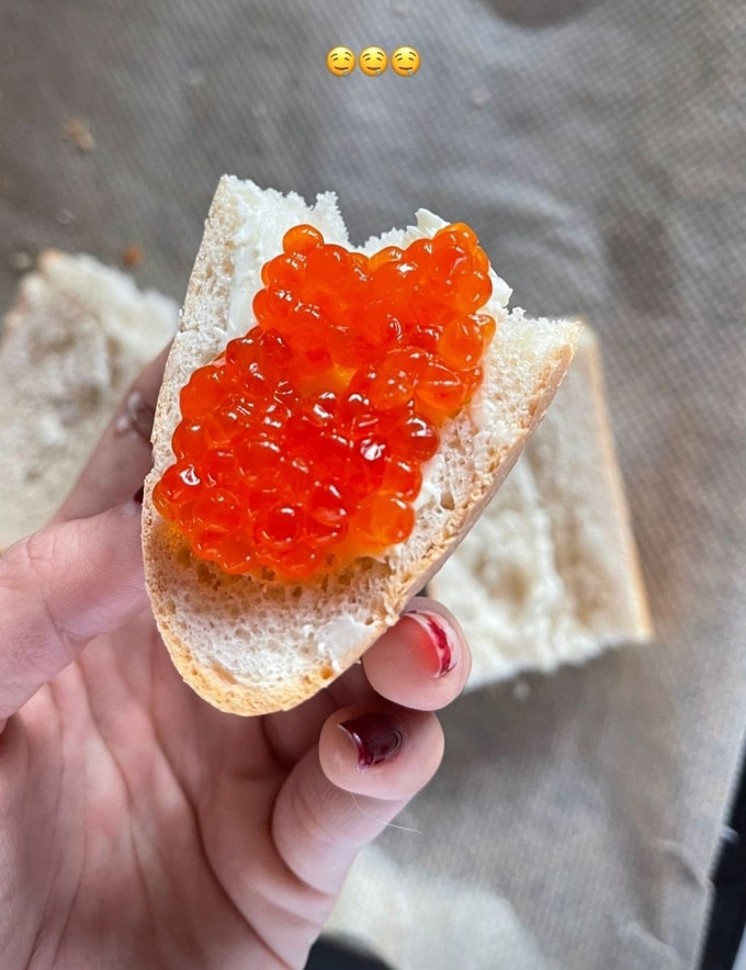 Yến Xuân đổi bữa bằng bánh mì ăn kèm trứng cá hồi - một món ăn chuẩn Nga. Đây là món ăn sáng vừa ngon vừa đủ chất của những người dân xứ "Bạch Dương".