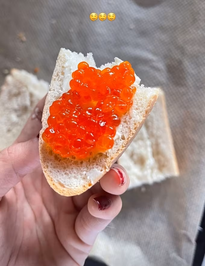 Yến Xuân đổi bữa bằng bánh mì ăn kèm trứng cá hồi - một món ăn chuẩn Nga. Đây là món ăn sáng vừa ngon vừa đủ chất của những người dân xứ "Bạch Dương".