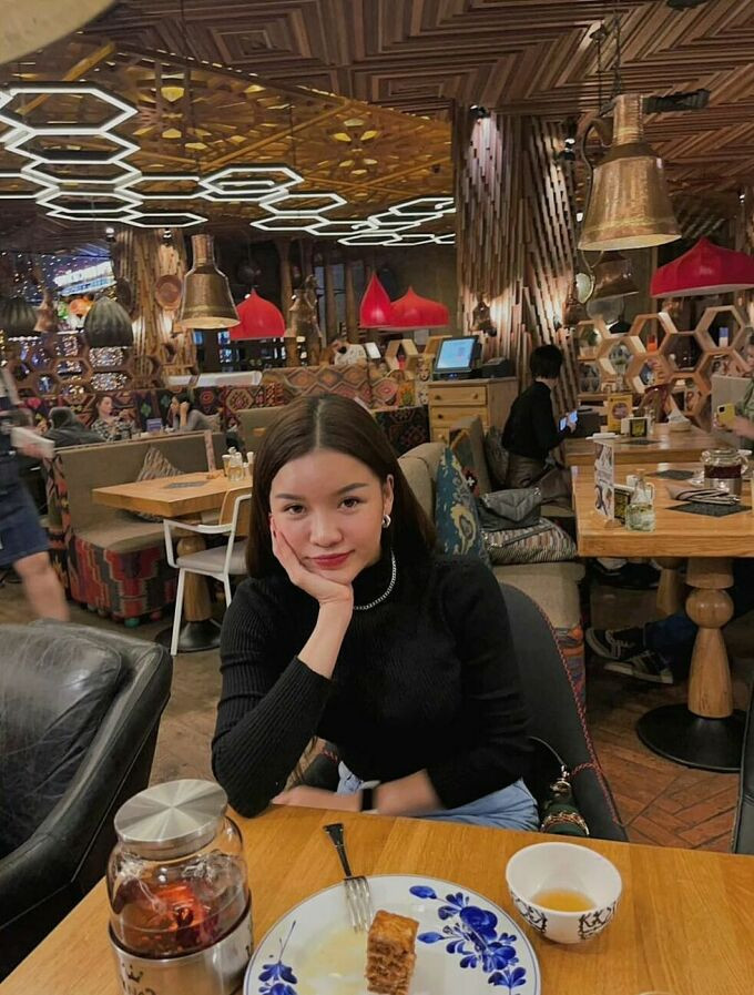 Yến Xuân nhanh chóng thích nghi với cuộc sống mới ở Nga. Người đẹp sinh năm 1992 được bạn trai đưa đi trải nghiệm ẩm thực, khám phá một số quán cà phê, trà và nhà hàng mang phong cách xứ "Bạch Dương".