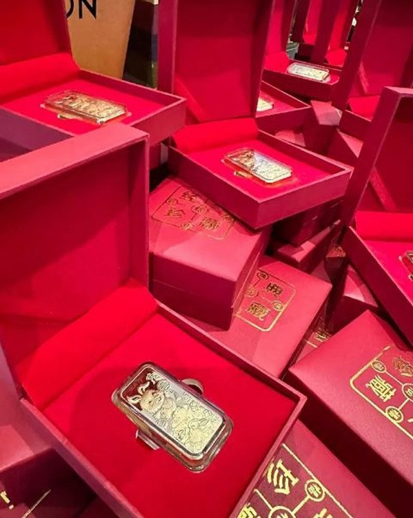 Các thỏi vàng được đóng gói rất cẩn thận trong một chiếc hộp nhung màu đỏ, bên trên có in hình con thỏ (linh vật năm 2023 của Philippines).