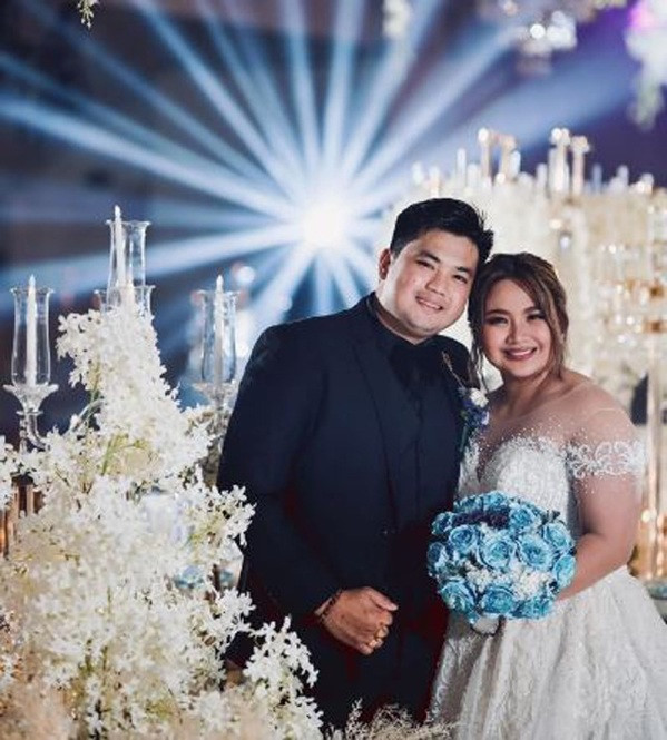 Được biết, nhân vật chính trong đám cưới "chơi trội" là cô dâu Aerial Estacio và chú rể Emerson Tolentino. Cả hai yêu nhau, tìm hiểu nhau khi cùng là sinh viên, đến thực tập ở một doanh nghiệp trang thức.