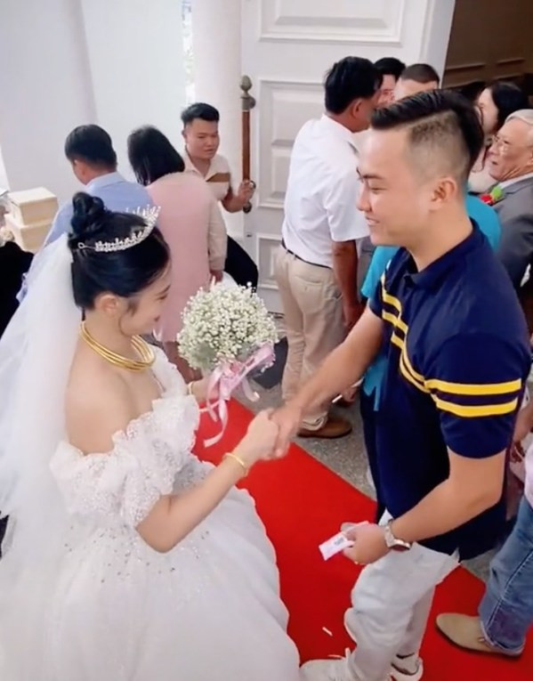 Câu chuyện sau khi đăng tải và lan truyền trên MXH đã nhận được rất nhiều sự quan tâm. Ai nấy đều tỏ ra vô cùng bất ngờ trước món quà đặc biệt, xa xỉ của cặp đôi trên dành tặng cho bạn bè của mình, nhiều người ngưỡng mộ về sự giàu có và sẵn sàng "chơi lớn" trong ngày đặc biệt.