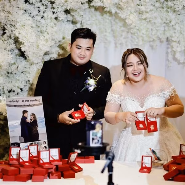 Đây là thành ý, cũng như sự cảm ơn của cặp đôi cô dâu chú rể đã dành sự quan tâm cho ngày trọng đại của cả hai.