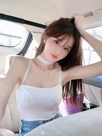 Bên cạnh đó, cũng có người cho rằng, sự cố "ngoài ý muốn" này đều là do Trần Á tự biên, tự diễn để gây sự chú ý, nhằm tăng thêm người theo dõi, tương tác.