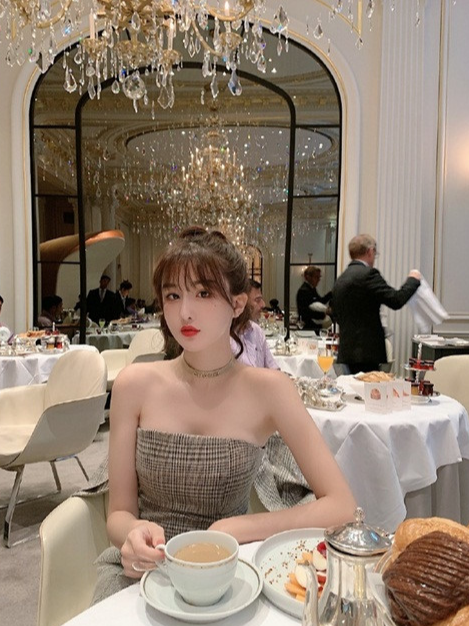 Mặc dù người đẹp đã hành động khá nhanh nhưng nhiều người đã kịp lưu lại khoảnh khắc này của hot girl xinh đẹp.