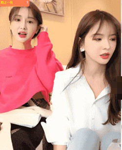 Trong lúc đang nói chuyện vui vẻ với fan, hot girl bán hàng online này lấy tay buộc tóc lên cho gọn gàng. Do mặc áo crop top, ngay khi vừa giơ hai tay lên để buộc tóc, do không mặc nội y.