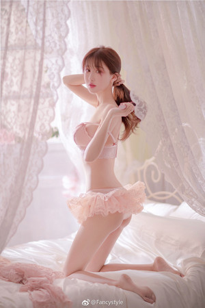 Bình thường, Trần Á liên tục chia sẻ những hoạt động trong ngày của mình, đồng thời cô nàng cũng tận dụng trang cá nhân để bán hàng, livestream giao lưu với fan.