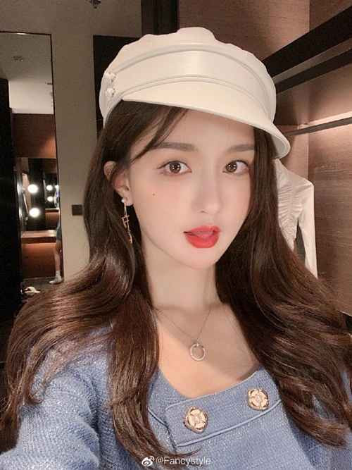 Tuy vậy cũng không ít người tinh mắt nhận ra, vòng một căng đầy của hot girl Trần Á không tự nhiên, nghi rằng đã phẫu thuật nâng ngực.