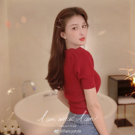 Chỉ tính riêng trên trang weibo cá nhân, Trần Á đã có tới 400.000 người yêu thích, theo dõi, hâm mộ.