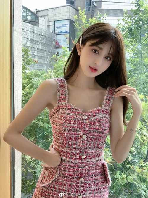 Hình ảnh hớ hênh, lộ ngực trần của hot girl Trần Á lan tràn trên các diễn đàn, trang tin, gây xôn xao dư luận. Đa số mọi người đều khen ngợi cô nàng có khuôn mặt xinh đẹp, sắc vóc lại đầy đặn, hấp dẫn.