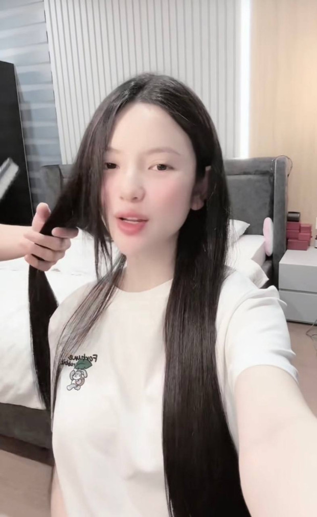 Hiện tại, kênh bán hàng chính của Chu Thanh Huyền đang có hơn 606.000 người theo dõi, mỗi phiên livestream thu hút từ hàng nghìn đến hàng chục mắt xem, số lượng sản phẩm bán ra theo cô nàng hay chia sẻ trên livestream là hàng chục nghìn sản phẩm, cứ có trên giỏ hàng là hết sạch.