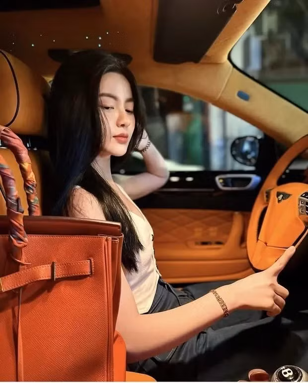 Cụ thể Chu Thanh Huyền chỉ cần để Quang Hải đăng bài và giới thiệu sản phẩm trên trang cá nhân 2,4 triệu người theo dõi hay chàng cầu thủ lấp ló trong livestream là cũng đủ tạo nên sức hút, nổ đơn ầm ầm.