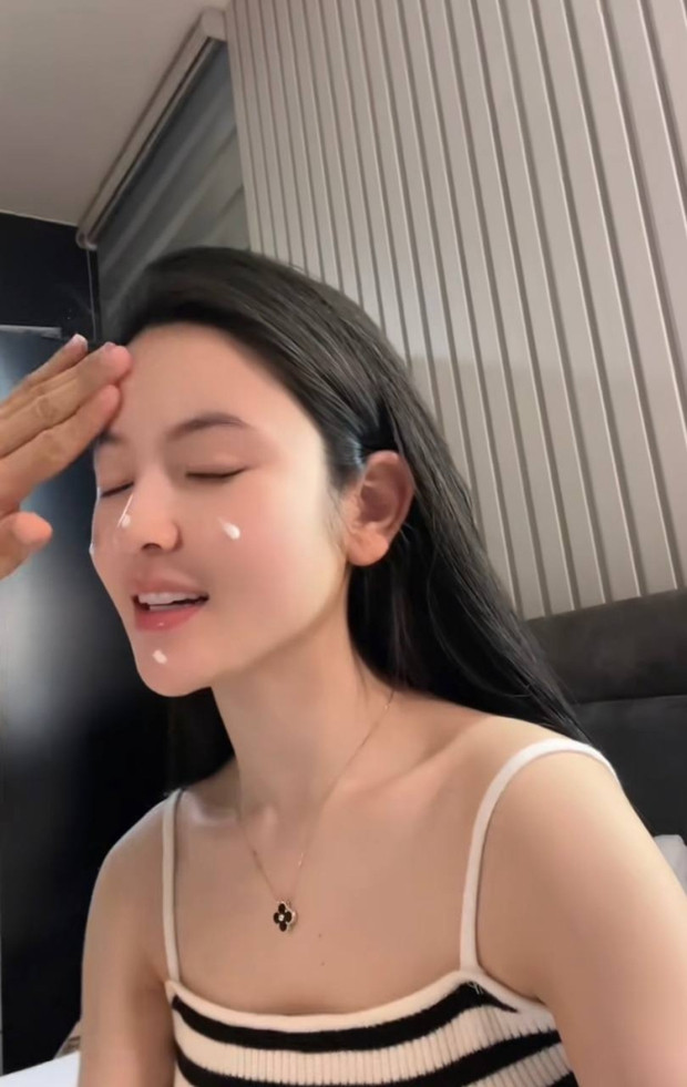 Ai cũng phải công nhận, Chu Thanh Huyền phất lên từ khi trở thành bạn gái của Quang Hải, và hiện tại là vợ. Cô nàng biết cách tận dụng triệt để KOL “của nhà trồng được” để bán hàng.