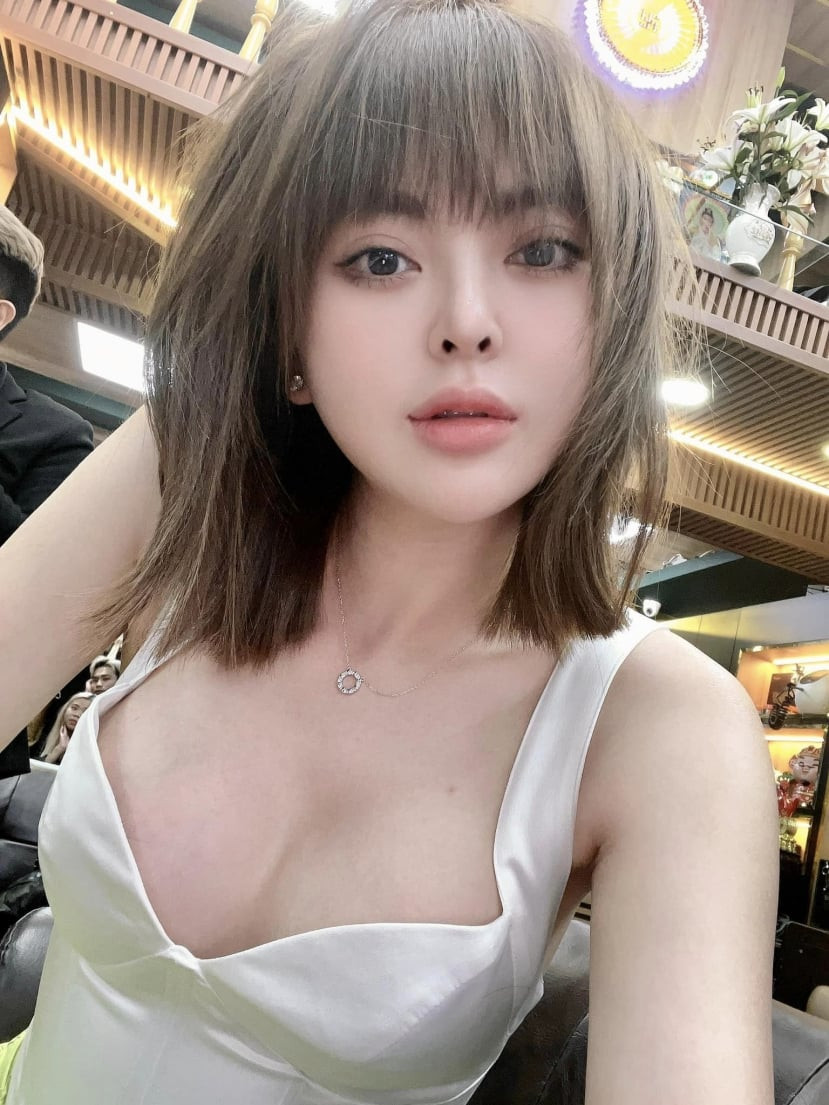 Theo đó, Trang Nemo đã quyết định cắt đi mái tóc dài suôn mượt của mình thành mái tóc ngắn ngang vai. Bên cạnh đó, hot girl cũng chọn một màu nhuộm mới.