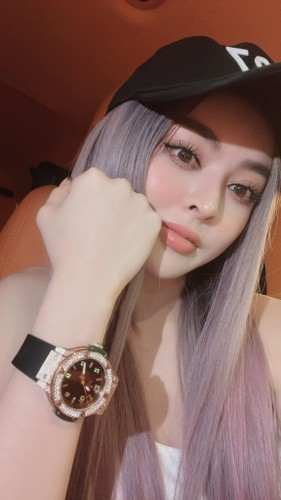 Kèm theo những hình ảnh mới của bản thân, Trang Nemo đăng dòng trạng thái đầy tâm sự: "Nếu không nhẹ lòng được, thì mình nhẹ đầu".