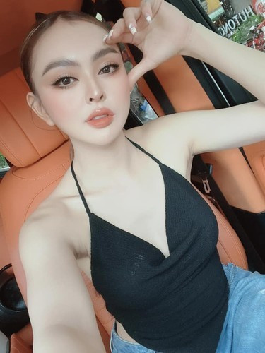 Bên cạnh đó, nàng hotgirl chỉ tập trung vào những bình luận động viên cô, giữ vững tinh thần để vượt qua giai đoạn này.
