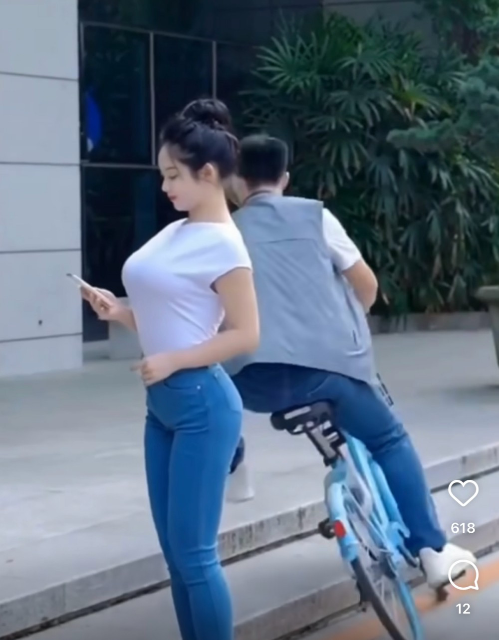 Hội chị em luôn biết cách thu hút bao ánh nhìn bởi những outfit thời trang dù đơn giản hay "dát" lên người hàng hiệu đắt đỏ.