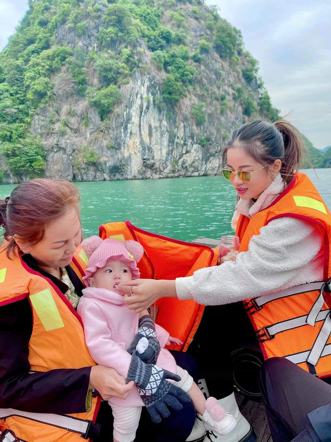 Vừa qua, Đoàn Di Băng đã thông báo gia đình cô đã tuyển thêm 2 vú em nữa để chăm lo nhà cửa vì trong giai đoạn giãn cách xã hội vừa qua, 3 cô con gái nghỉ học ở nhà, công việc của 3 bà vú chồng chất. Nữ đại gia muốn tuyển thêm người để 3 bà vú cũ tập trung chăm sóc cho con cái mình tốt hơn.