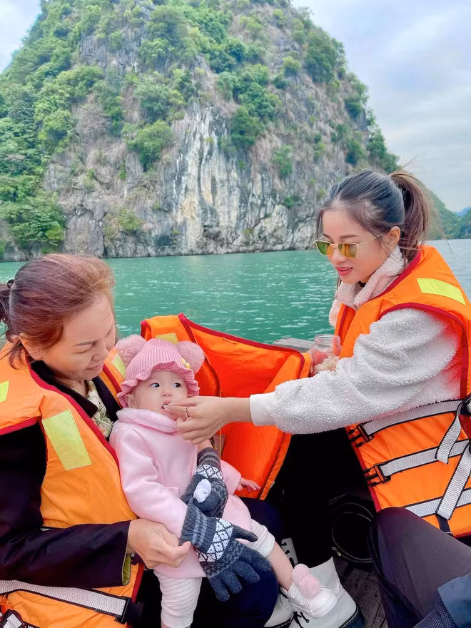 Vừa qua, Đoàn Di Băng đã thông báo gia đình cô đã tuyển thêm 2 vú em nữa để chăm lo nhà cửa vì trong giai đoạn giãn cách xã hội vừa qua, 3 cô con gái nghỉ học ở nhà, công việc của 3 bà vú chồng chất. Nữ đại gia muốn tuyển thêm người để 3 bà vú cũ tập trung chăm sóc cho con cái mình tốt hơn.