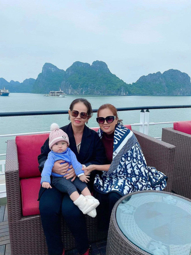 Trong trường hợp bị ốm, các vú em được điều trị ở bệnh viện quốc tế có tiếng. Thậm chí, con cái của họ cũng được tạo điều kiện làm việc lương cao để yên tâm chăm sóc 3 cô con gái của nữ đại gia.