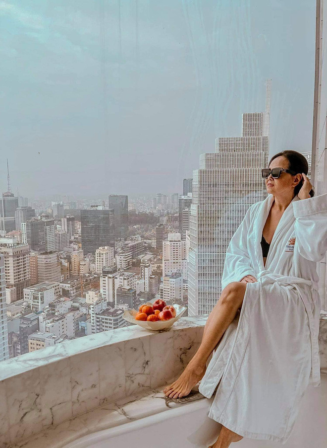 Vì thế, gia đình nữ đại gia đi nước ngoài hay đi resort, khách sạn cao cấp, các vú em cũng được trải nghiệm siêu xe, biệt thự...