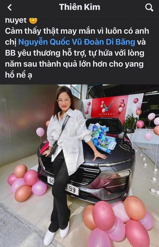 Cách đây không lâu, trong một livestream, Đoàn Di Băng đã thông báo rằng nâng mức lương của vú em Thiên Kim (hiện chịu trách nhiệm chăm con gái lớn Hana) lên 120 triệu đồng/tháng. Với mức lương cao ngất ngưởng như vậy, việc cô nàng mua xe tiền tỷ cũng là điều dễ hiểu.