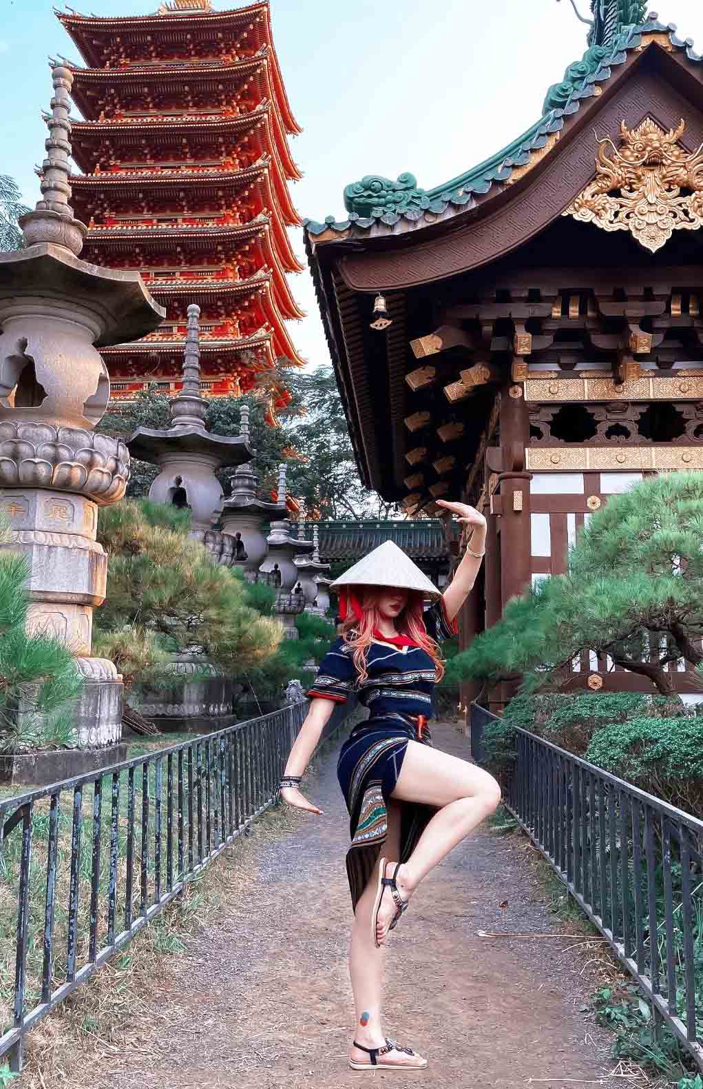 Đã có lần hot girl 1995 diện mẫu váy thổ cẩm tạo dáng "không phù hợp" ở chốn linh thiêng. Với tư thế chụp ảnh cao chân, cô nàng để lộ việc váy có đường xẻ hai bên cao khiến nhiều người bất bình.