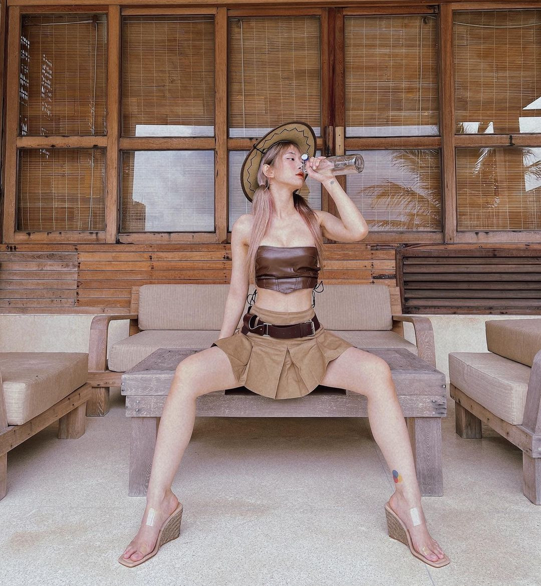 Bên cạnh lời khen, cũng có không ít lần Lê Bống vướng phải tranh cãi "sự cố trang phục".