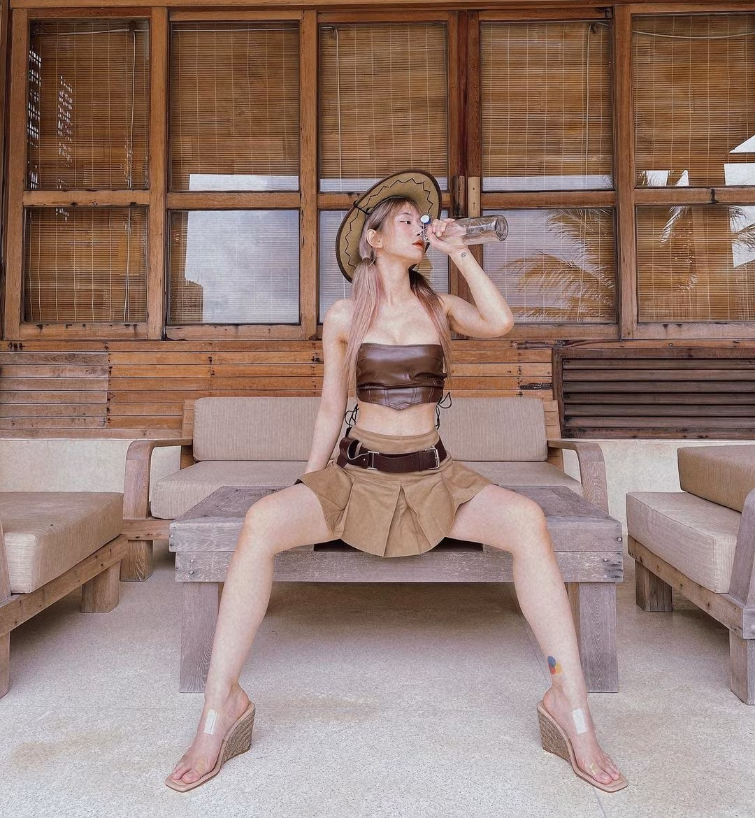 Bên cạnh lời khen, cũng có không ít lần Lê Bống vướng phải tranh cãi "sự cố trang phục".