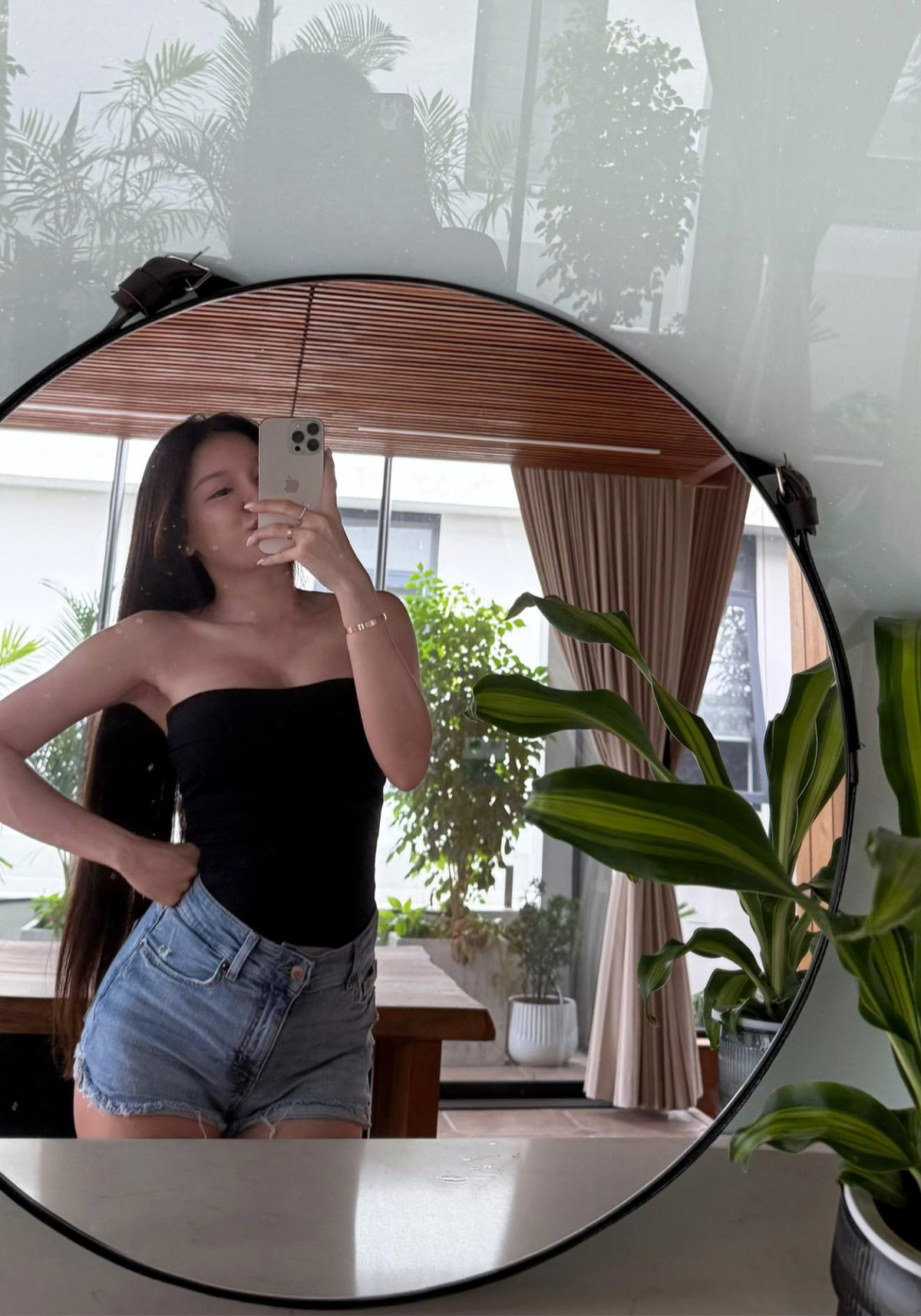 Yến Xuân vừa chăm sóc con đầu lòng, vừa chú trọng phục hồi sức khoẻ và tinh thần của bản thân theo cách riêng.