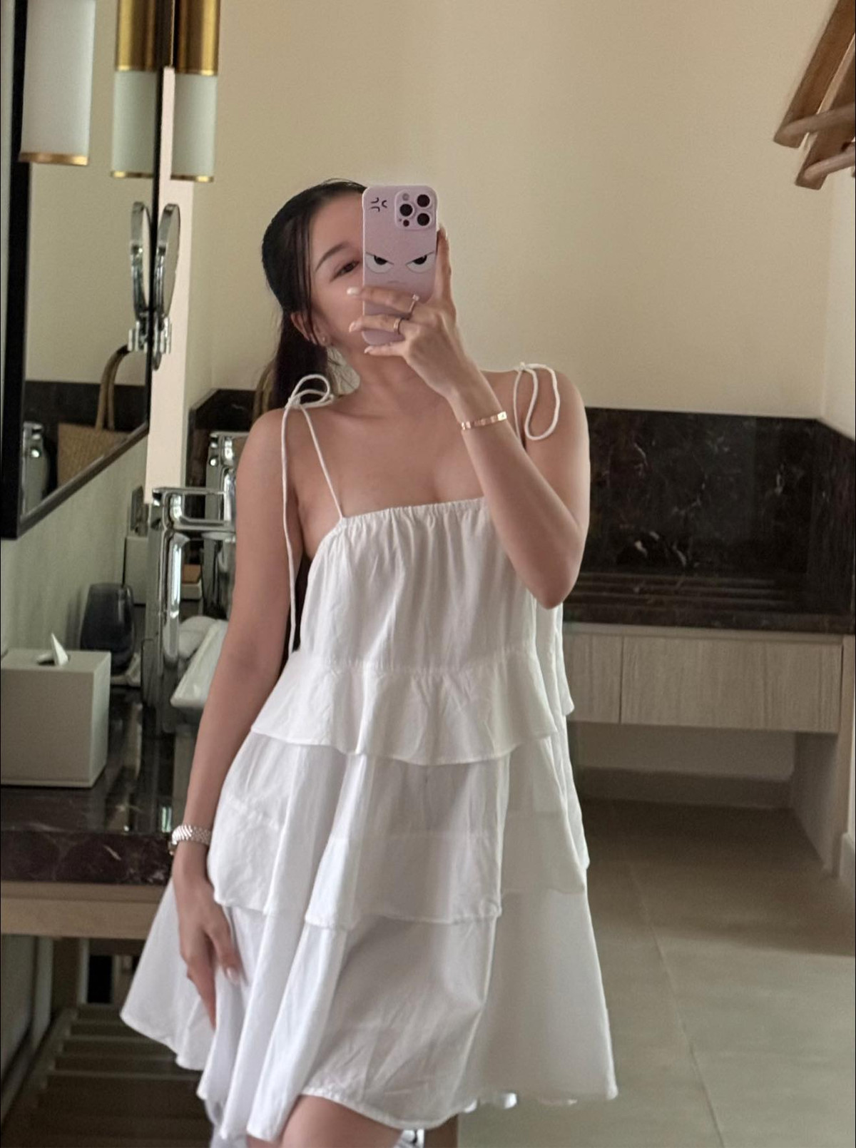 Vốn là người có chuyên môn về tập luyện thể hình, Yến Xuân lựa chọn cho mình những bài tập phù hợp và nâng cấp dần, từ việc tập tạ tay đến tập thân dưới.