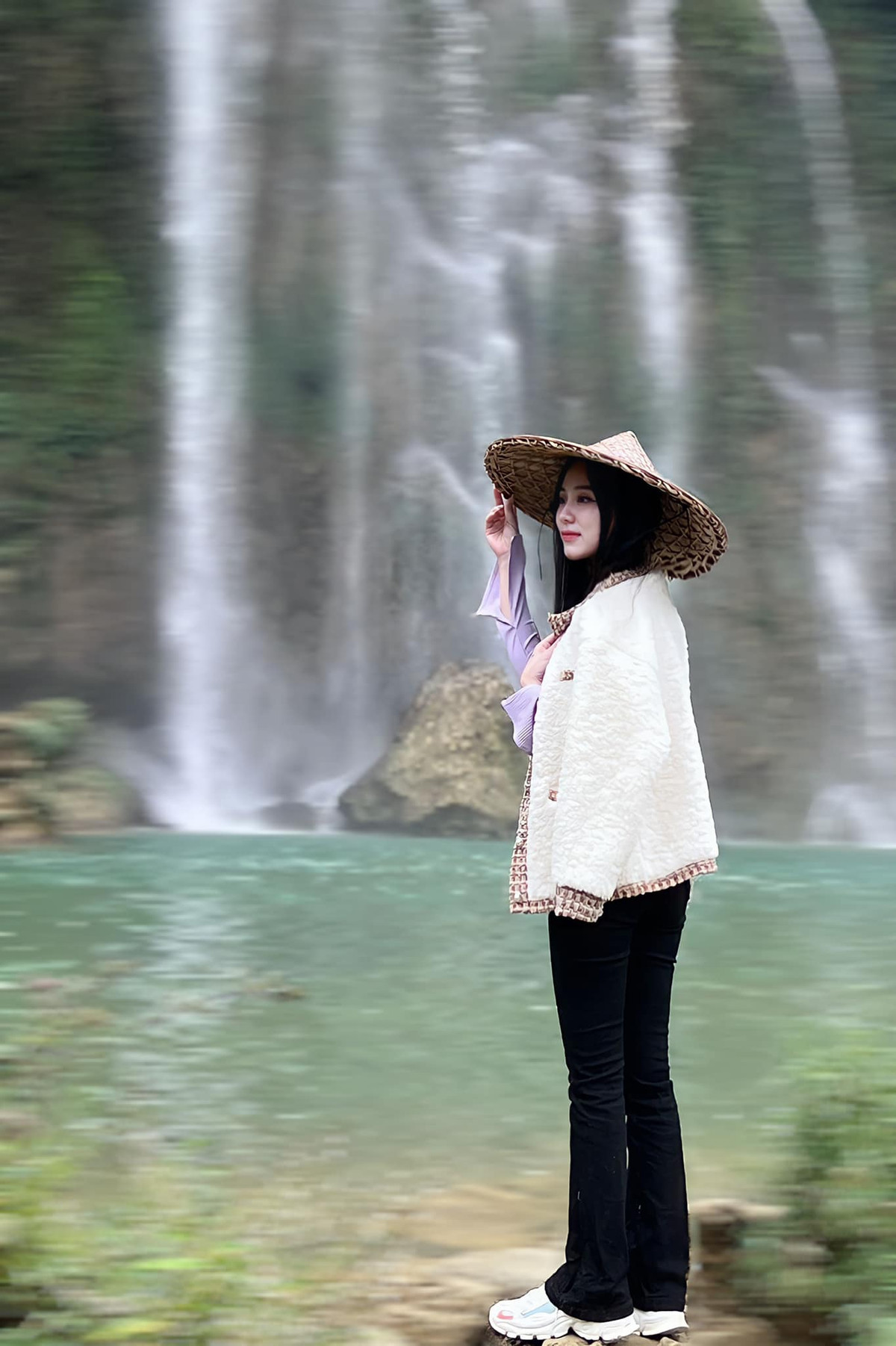 Đáng chú ý, ở trang cá nhân của Facebook, cô giới thiệu bản thân là "Model - Actor - KOL" (người mẫu - diễn viên - KOL) chứ không còn là "cô giáo Vật lý" Minh Thu.