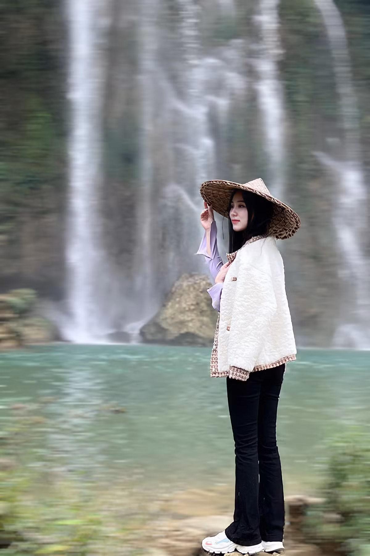 Đáng chú ý, ở trang cá nhân của Facebook, cô giới thiệu bản thân là "Model - Actor - KOL" (người mẫu - diễn viên - KOL) chứ không còn là "cô giáo Vật lý" Minh Thu.