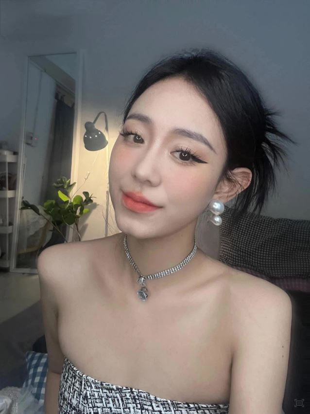 Bên cạnh đó, dù chưa có bằng tốt nghiệp song cô giáo vật lý Minh Thu luôn tự khoe bản thân dạy ở ngưỡng điểm 8+, 9+ thi Đại học.