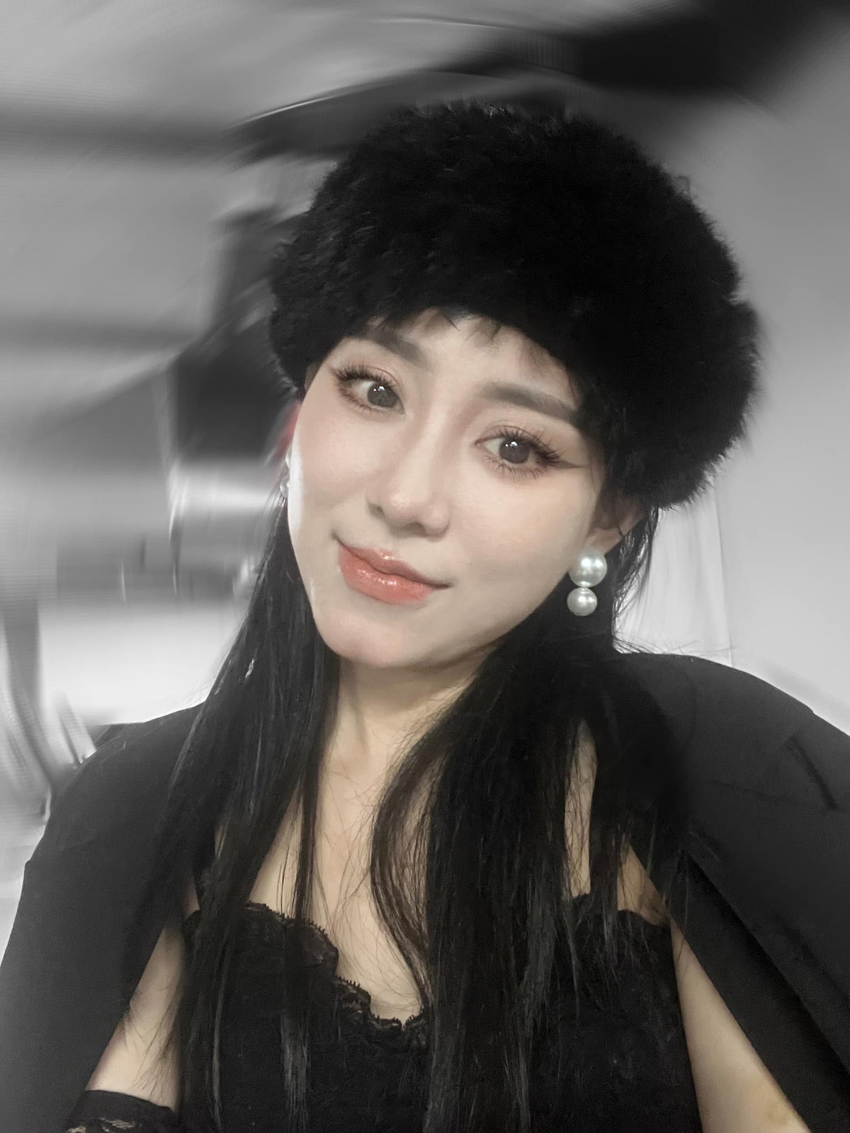 Đồng thời, việc tài khoản cá nhân của Minh Thu không còn cập nhật nhiều nội dung liên quan đến dạy học khiến nhiều netizen đặt nghi vấn cô đã bỏ nghề giáo viên?