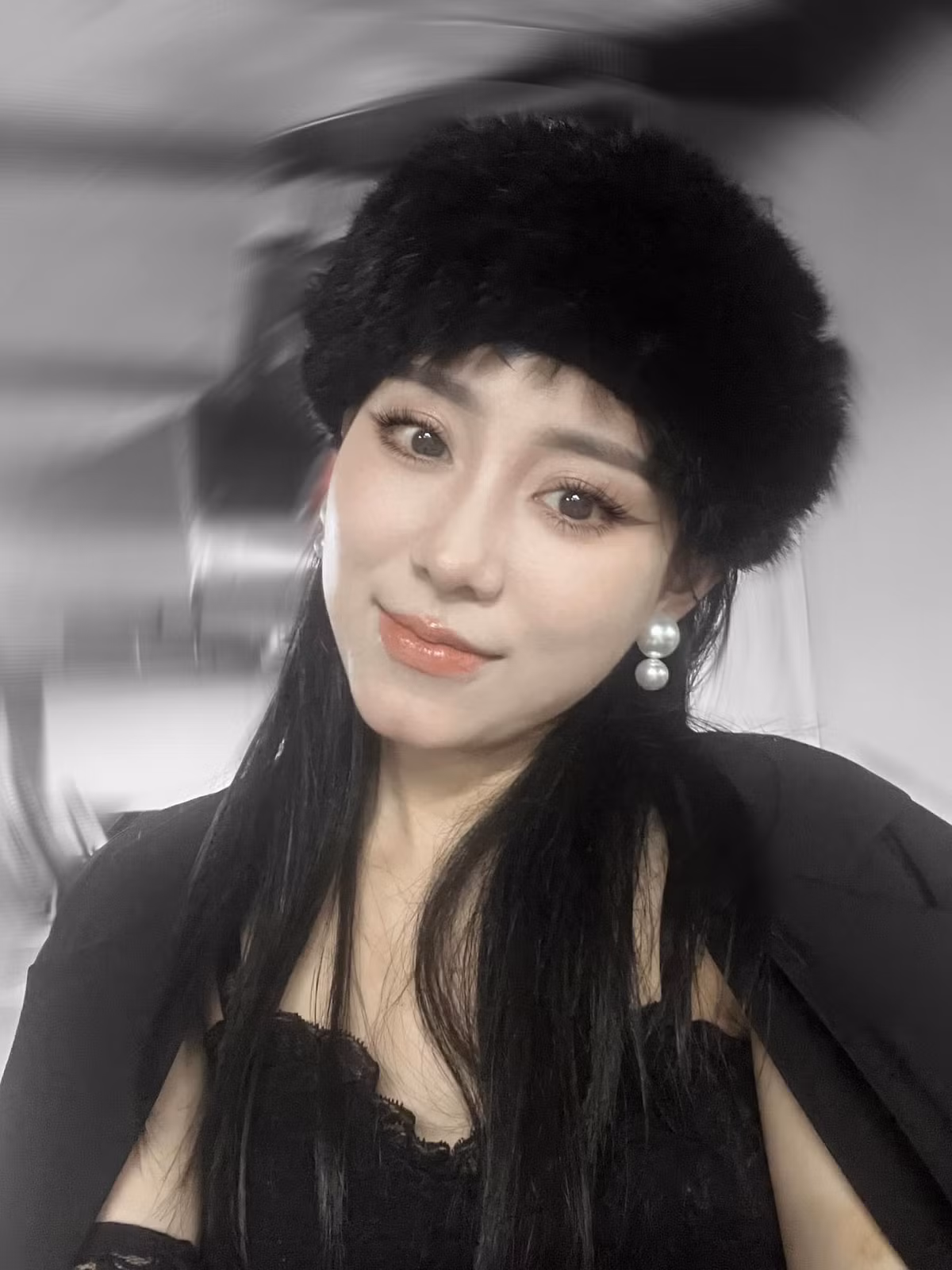 Đồng thời, việc tài khoản cá nhân của Minh Thu không còn cập nhật nhiều nội dung liên quan đến dạy học khiến nhiều netizen đặt nghi vấn cô đã bỏ nghề giáo viên?