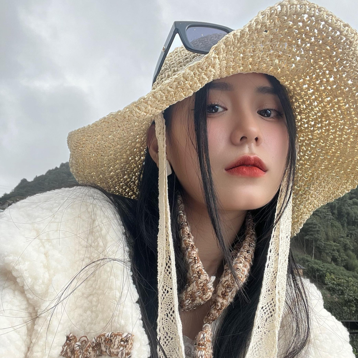 Tuy nhiên, không lâu sau đó, cô giáo Minh Thu liên tiếp dính phải các ồn ào như bị soi dạy sai kiến thức Vật lý cơ bản, rủ học trò chơi game, nói bậy trên sóng livestream, thả link donate để học trò vào ủng hộ...