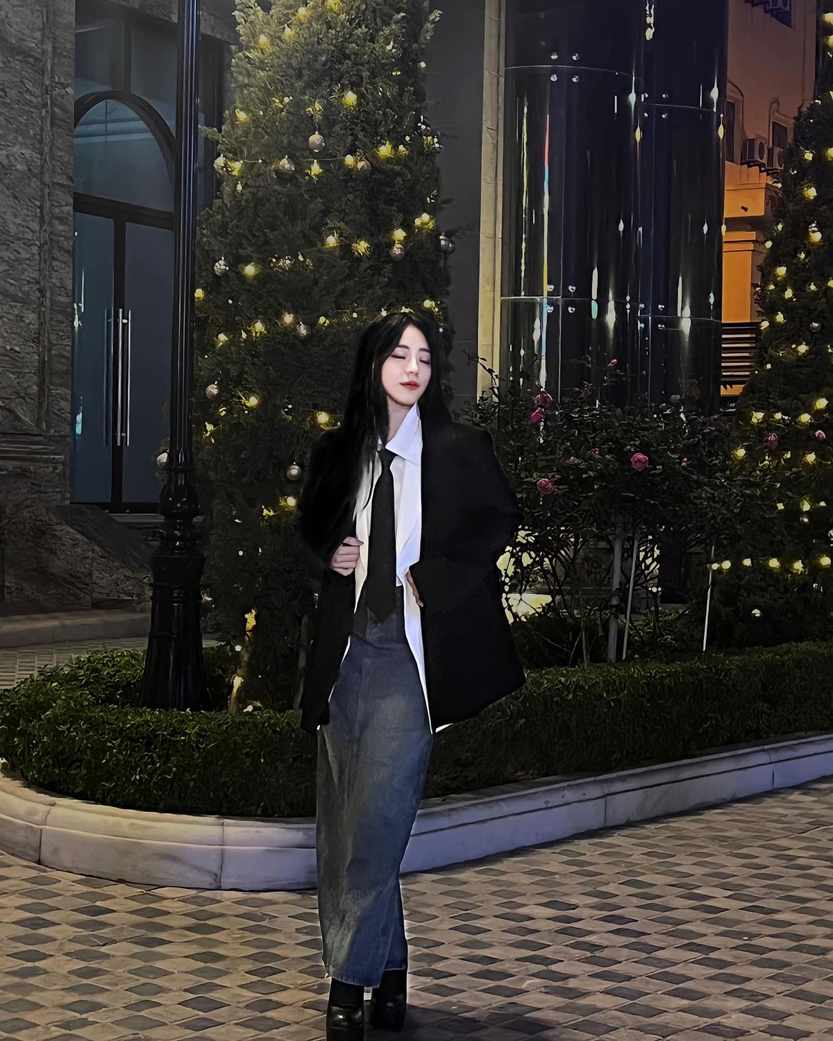 Trước đó, trang cá nhân của Minh Thu từng đăng ảnh mặc áo cử nhân, khiến nhiều người đồn đoán hiện tượng mạng đình đám một thời này đã tốt nghiệp trường ĐH Sư phạm Hà Nội.