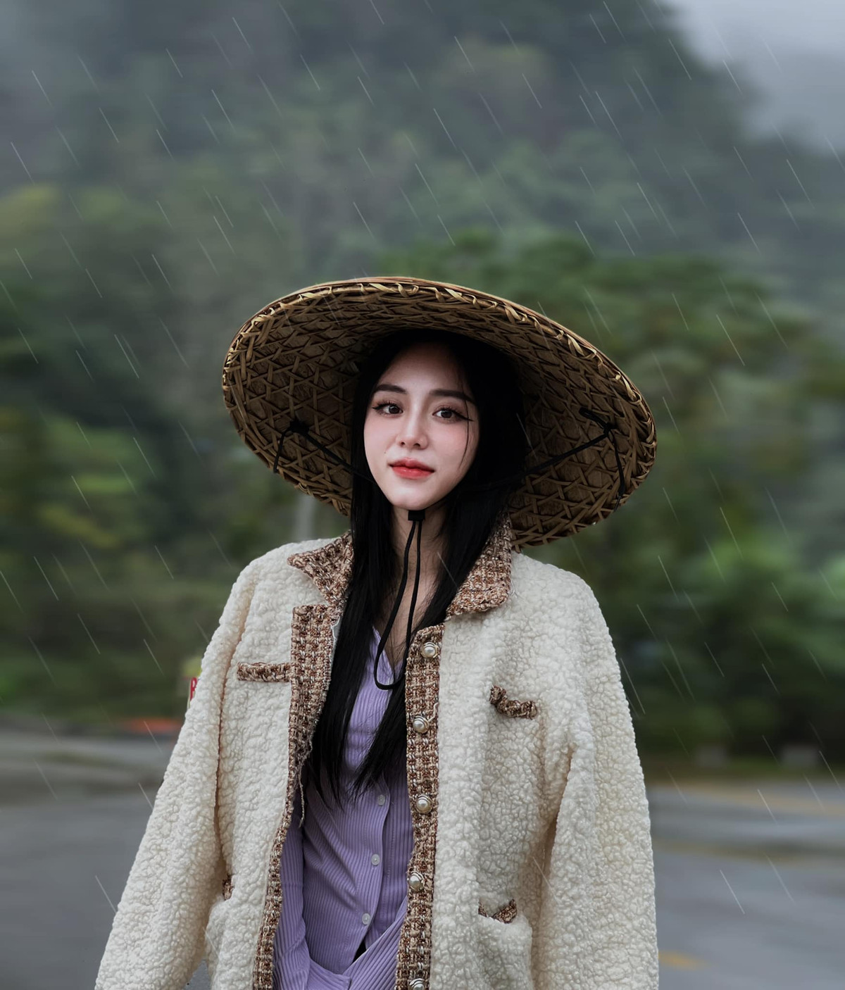 Hiện tại, Minh Thu sở hữu trang cá nhân có lượt tương tác khủng, với số người theo dõi tài khoản TikTok và Facebook lần lượt khoảng 750k và 1 triệu lượt.