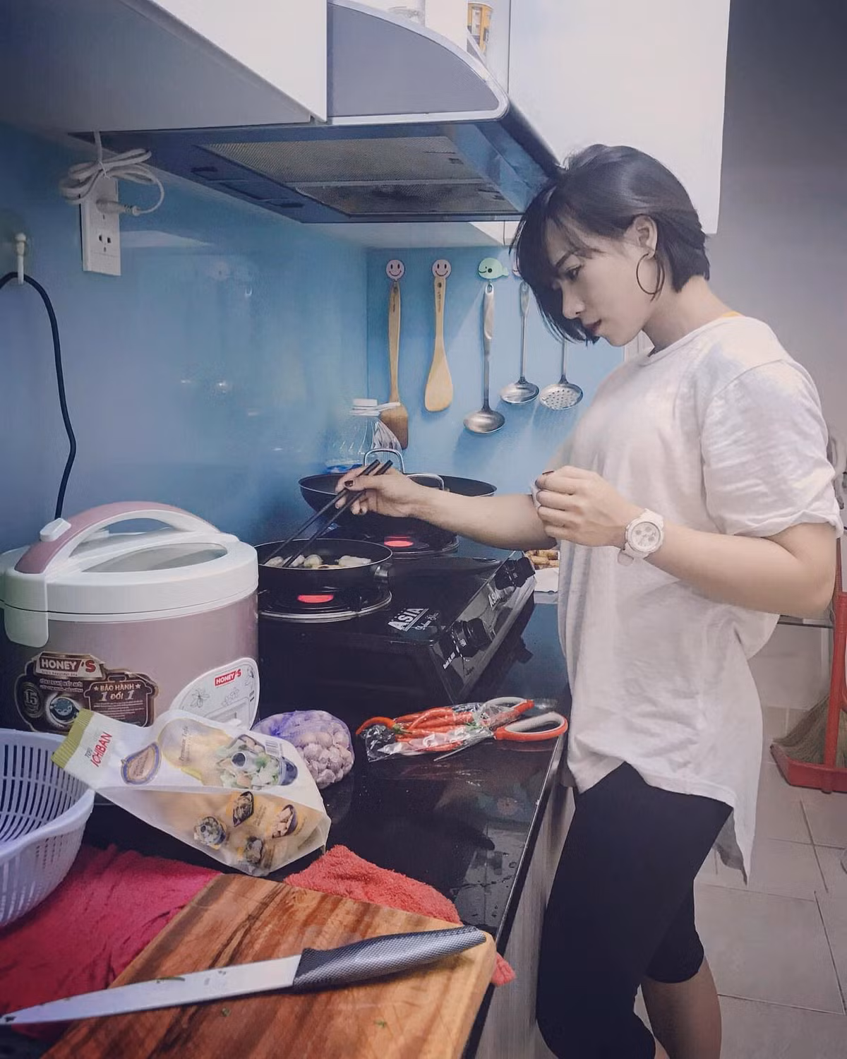 Thêm vào đó, Nguyên Thi cũng được nhận vào các trung tâm thể hình, trở thành HLV để kiếm thêm thu nhập. Ban đầu, gia đình không đồng ý cho cô theo nghề vì Nguyên Thi vốn theo học chuyên ngành ngoại ngữ. Song, khi thấy cô lo được cho bản thân, sức khỏe cũng ổn định thì họ mới dần thoải mái hơn.