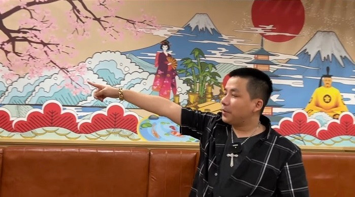 Sau đó, Khoa Pug đã đi một vòng để review nhà hàng của mình. Có thể thấy quy mô của nhà hàng vô cùng hoành tráng. Anh chàng cũng sắp xếp theo từng khu rất khoa học như: khu vực hải sản, hoa quả, đồ tráng miệng, quầy nước chấm, kem,... Mỗi bàn đều có vách ngăn khá riêng tư.